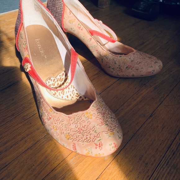 Rare Vintage Kensie Embroidered Rose Mary Janes💕❤️💕 with original box🤗 - Picture 3 of 12